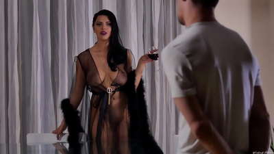 Курвата Кира Квин го поканила соседот на чај и го ебала на трпезата